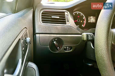Седан Volkswagen Jetta 2012 в 