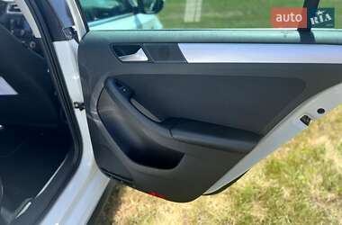 Седан Volkswagen Jetta 2013 в 