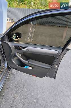 Седан Volkswagen Jetta 2012 в 