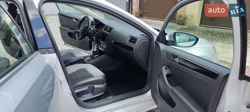 Седан Volkswagen Jetta 2016 в Львове