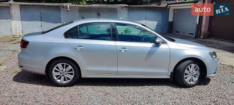 Седан Volkswagen Jetta 2016 в Львове