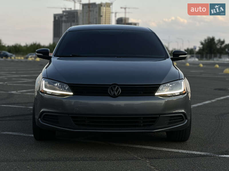 Седан Volkswagen Jetta 2012 в 