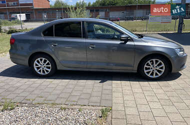 Седан Volkswagen Jetta 2012 в 