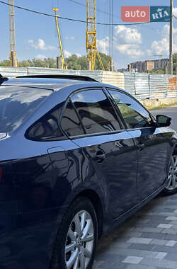 Седан Volkswagen Jetta 2012 в 