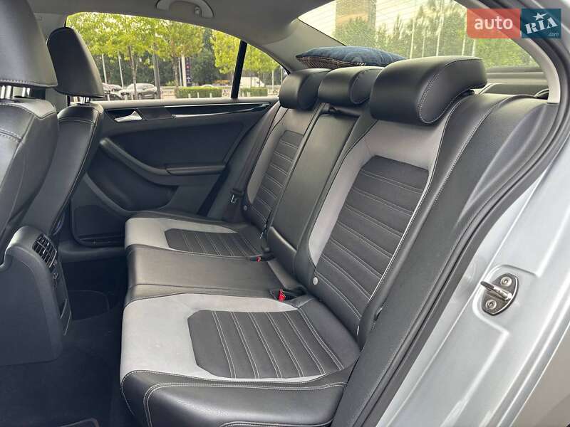 Седан Volkswagen Jetta 2016 в Киеве