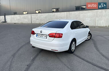 Седан Volkswagen Jetta 2013 в 