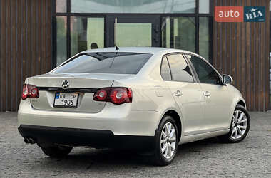 Седан Volkswagen Jetta 2010 в 