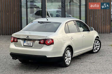 Седан Volkswagen Jetta 2010 в 