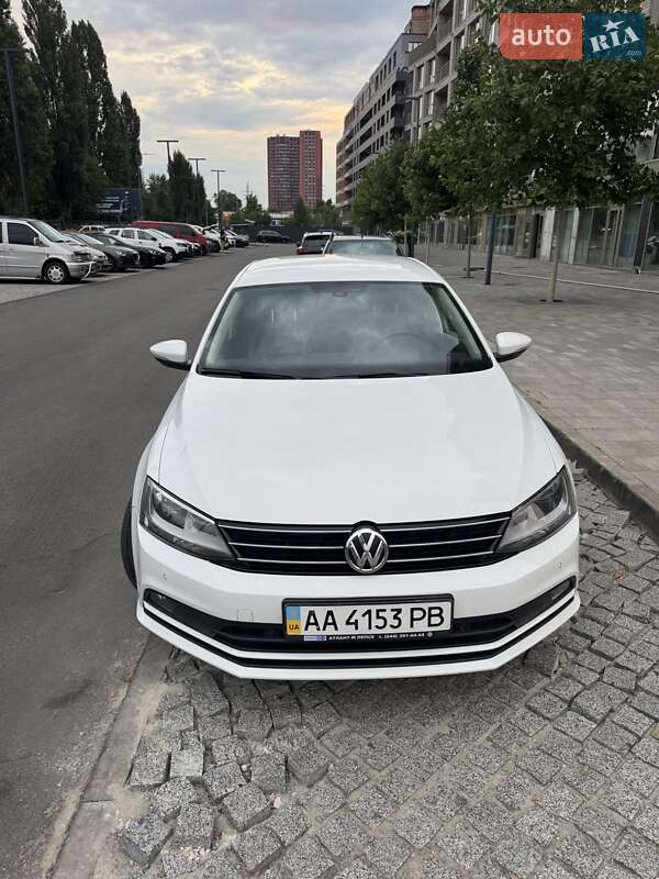 Седан Volkswagen Jetta 2016 в Киеве