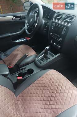 Седан Volkswagen Jetta 2016 в 