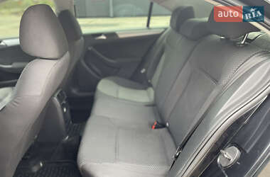 Седан Volkswagen Jetta 2012 в 