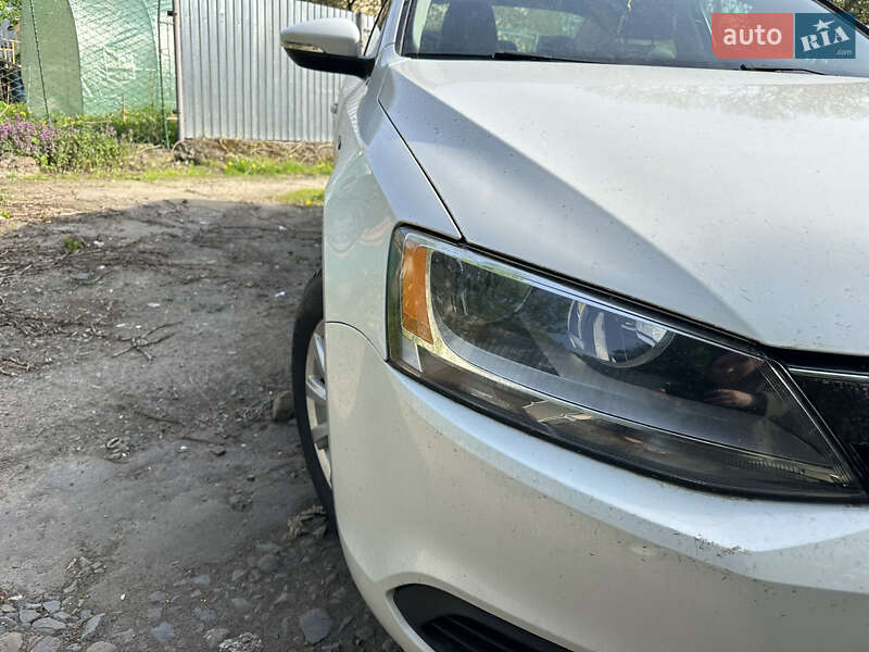 Седан Volkswagen Jetta 2013 в Львове