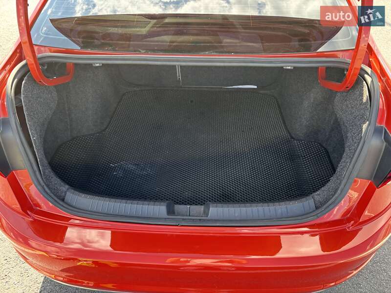 Седан Volkswagen Jetta 2019 в Львове