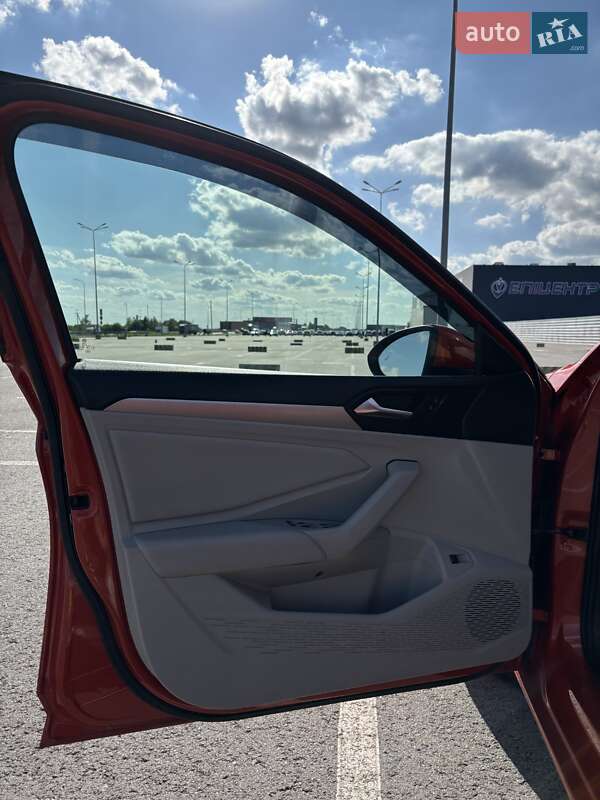 Седан Volkswagen Jetta 2019 в Львове