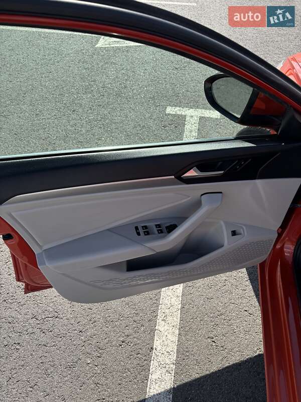 Седан Volkswagen Jetta 2019 в Львове