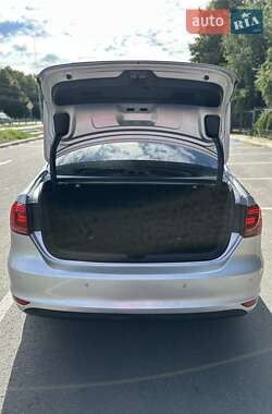 Седан Volkswagen Jetta 2013 в 