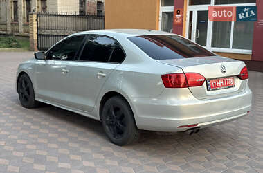 Седан Volkswagen Jetta 2011 в 