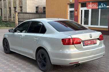 Седан Volkswagen Jetta 2011 в 