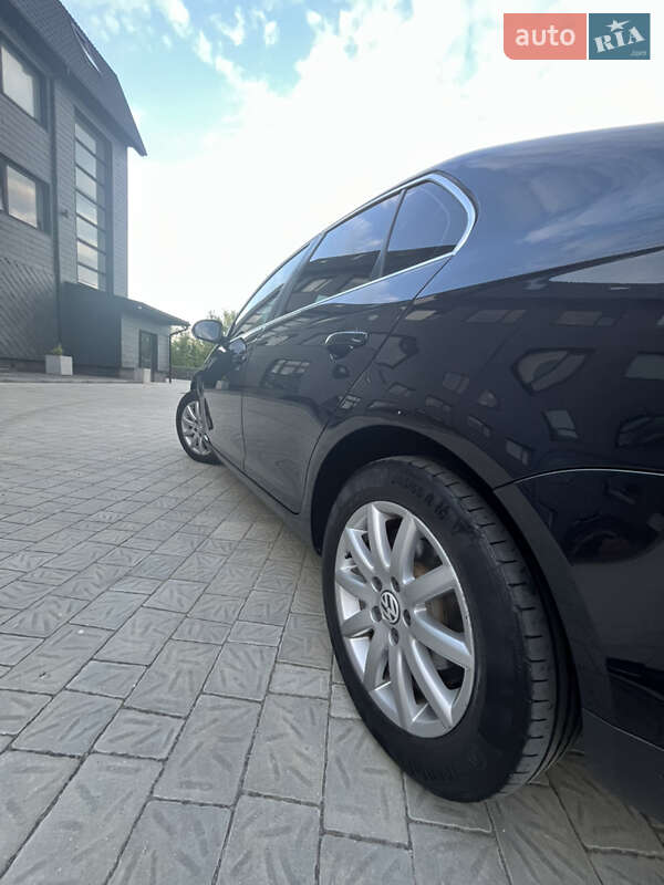 Седан Volkswagen Jetta 2010 в Рівному