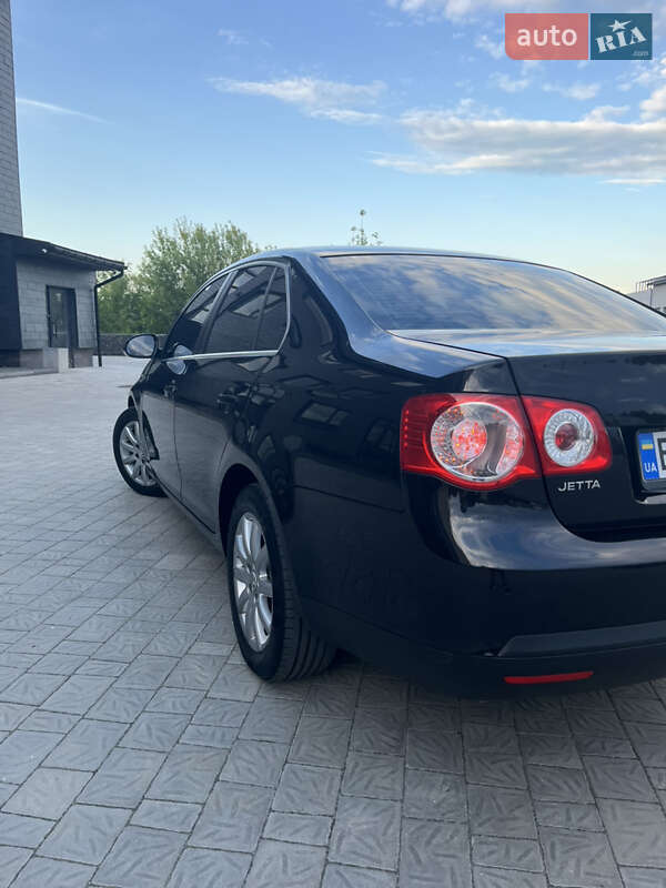 Седан Volkswagen Jetta 2010 в Рівному