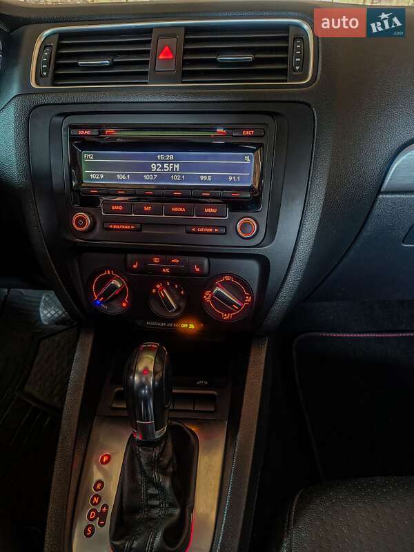 Седан Volkswagen Jetta 2013 в Львові