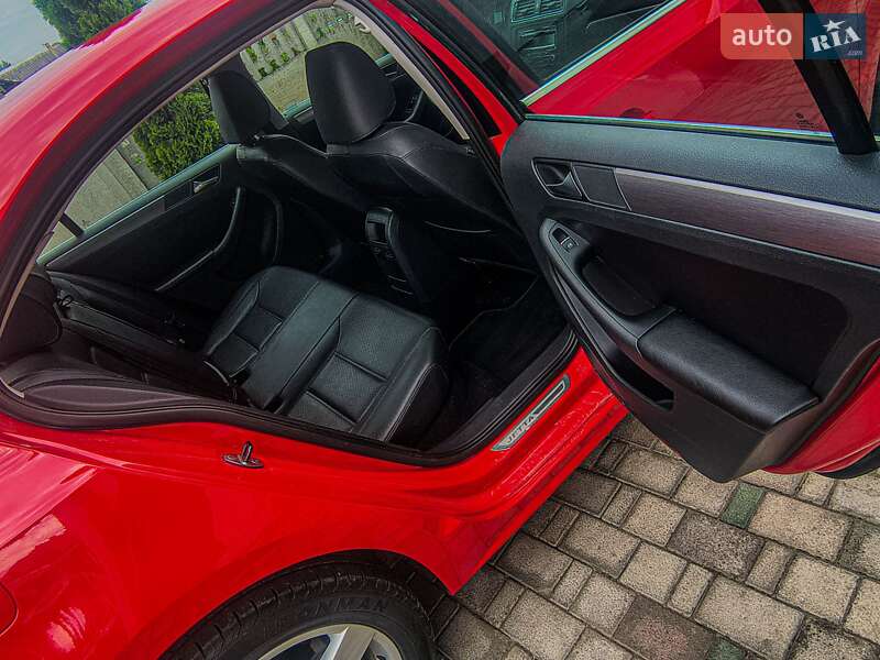 Седан Volkswagen Jetta 2013 в Львові