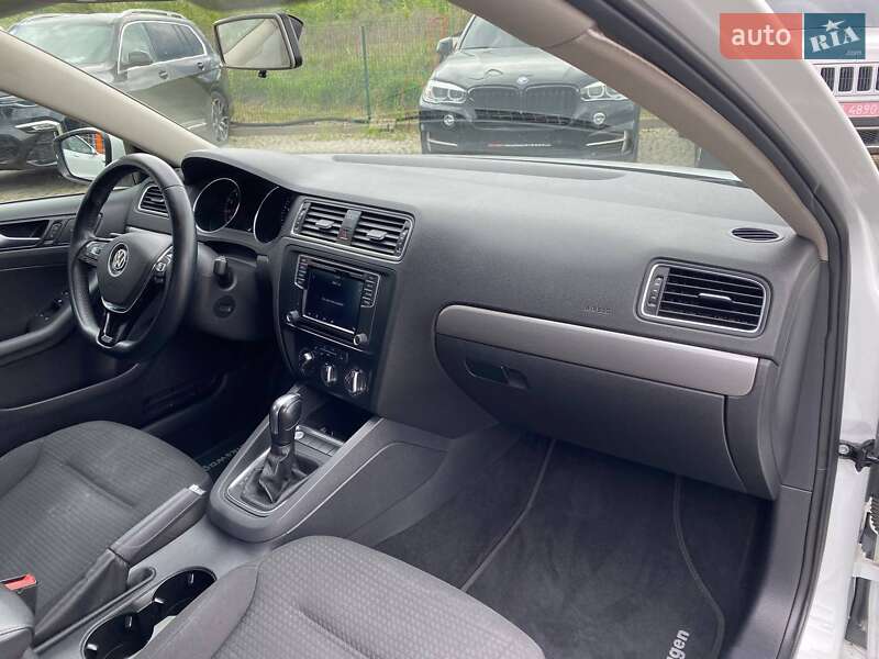 Седан Volkswagen Jetta 2016 в Львове