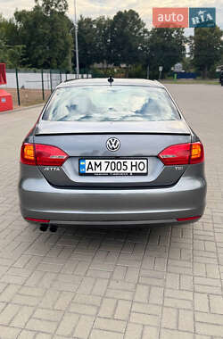 Седан Volkswagen Jetta 2013 в 