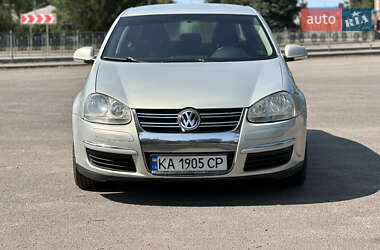 Седан Volkswagen Jetta 2010 в 
