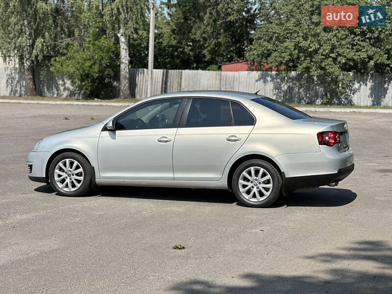Седан Volkswagen Jetta 2010 в Первомайске