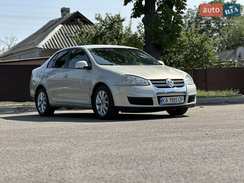 Седан Volkswagen Jetta 2010 в Первомайске