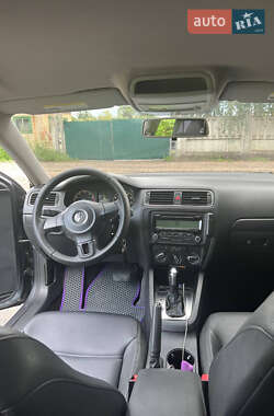 Седан Volkswagen Jetta 2010 в 
