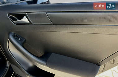 Седан Volkswagen Jetta 2011 в 