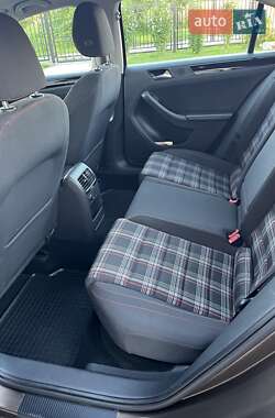 Седан Volkswagen Jetta 2013 в 