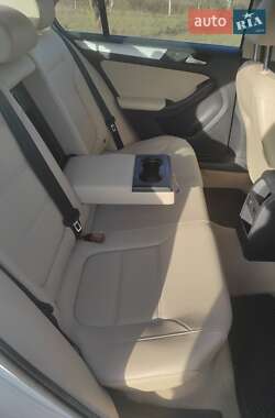Седан Volkswagen Jetta 2012 в Житомирі