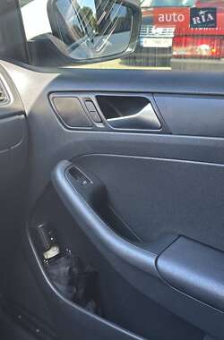 Седан Volkswagen Jetta 2015 в 