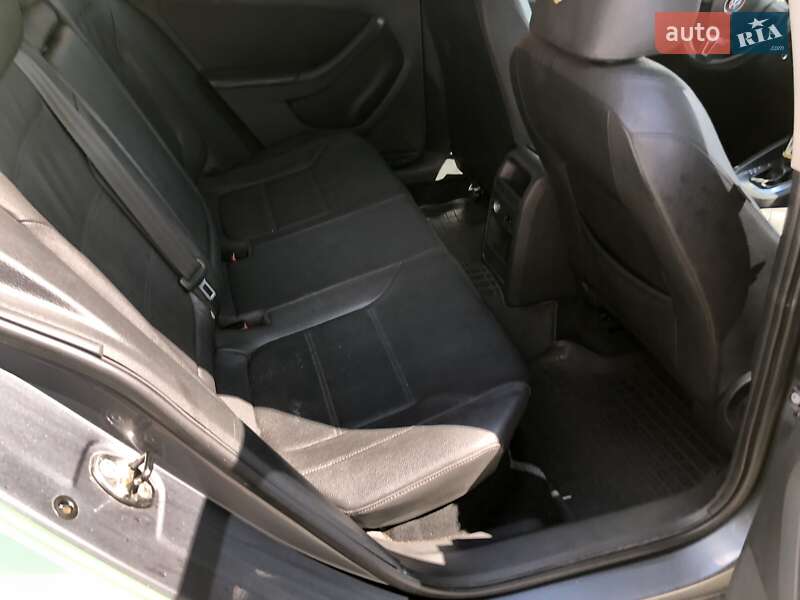 Седан Volkswagen Jetta 2012 в Харькове