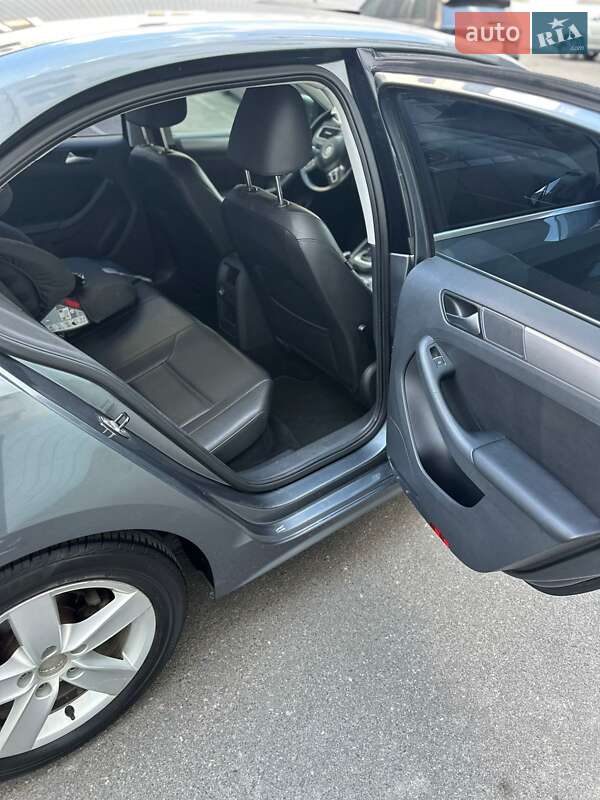 Седан Volkswagen Jetta 2014 в Днепре