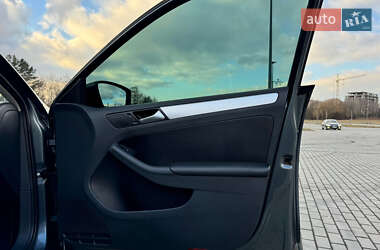 Седан Volkswagen Jetta 2013 в 