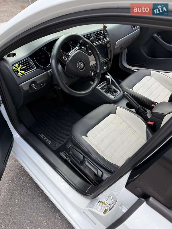 Седан Volkswagen Jetta 2015 в Полтаве