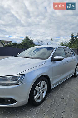 Седан Volkswagen Jetta 2011 в Чернівцях