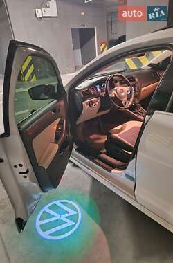 Седан Volkswagen Jetta 2012 в 
