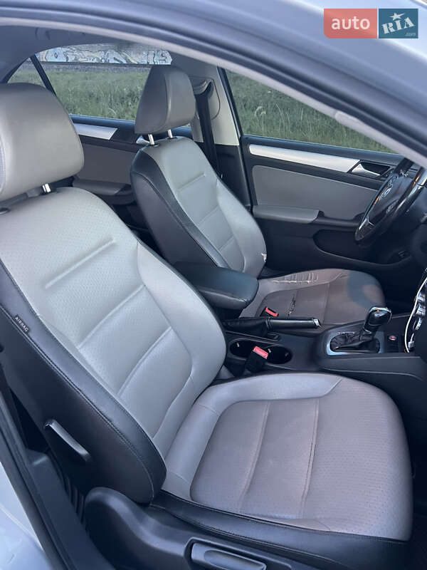 Седан Volkswagen Jetta 2013 в Львове