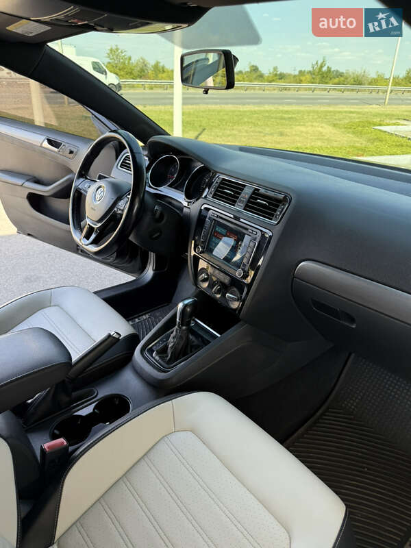 Седан Volkswagen Jetta 2016 в Днепре