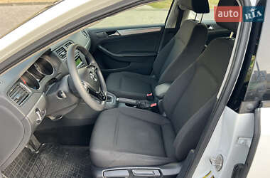 Седан Volkswagen Jetta 2015 в 