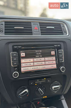 Седан Volkswagen Jetta 2010 в 