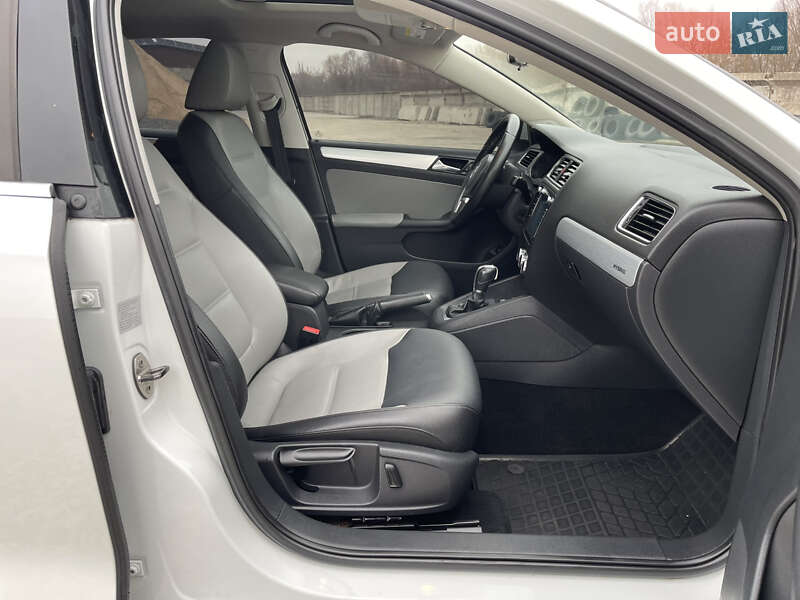 Седан Volkswagen Jetta 2012 в Києві