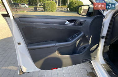 Седан Volkswagen Jetta 2012 в 