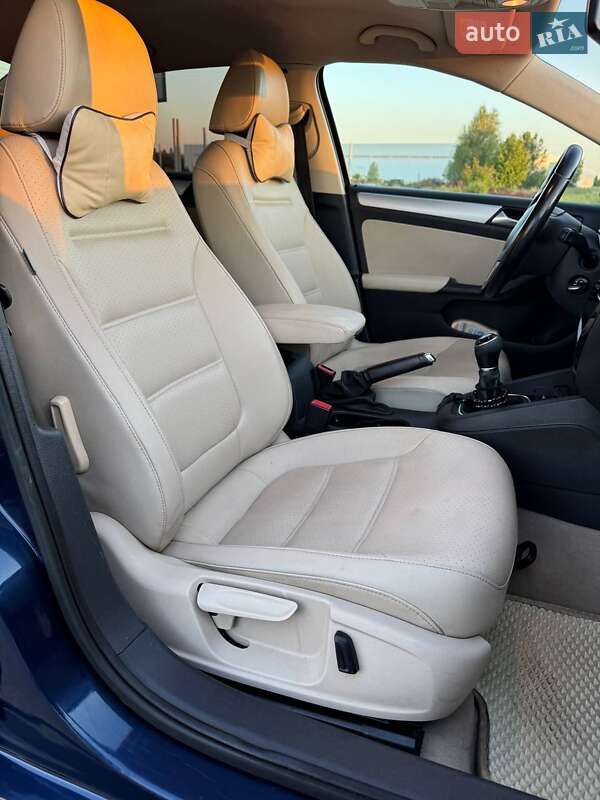 Седан Volkswagen Jetta 2014 в Коростене