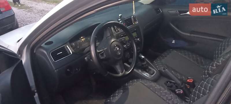Седан Volkswagen Jetta 2011 в Ромнах